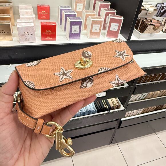 Coach Sunglass Case With Shell Print CBK31 - Picture 2 of 8